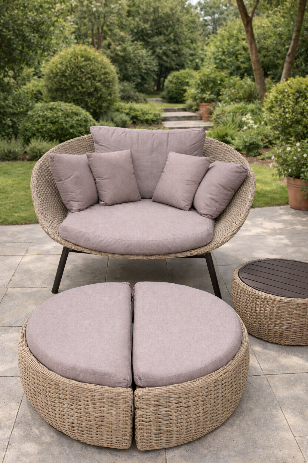 sillón de ratán sintético con apoyapies