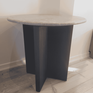 mesa de arrime de piedra sintética y base de madera enchapada