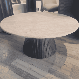 mesa de centro de piedra y base cónica de madera