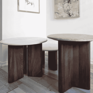 mesa auxiliar y bajas de piedra y madera